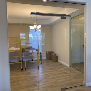 Heavy Glass door system Room